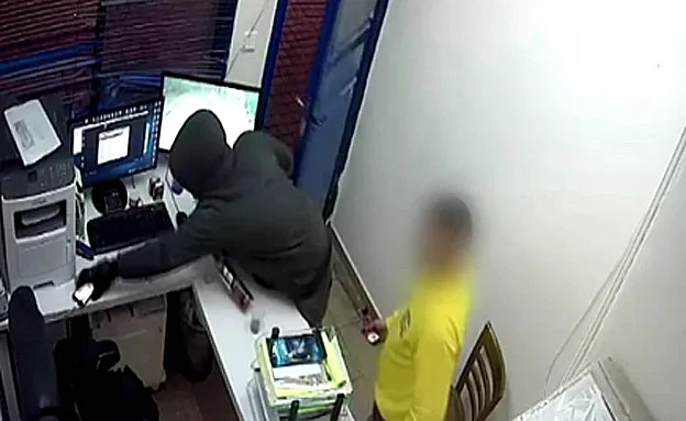 הפורץ תועד שודד את עובד החנות