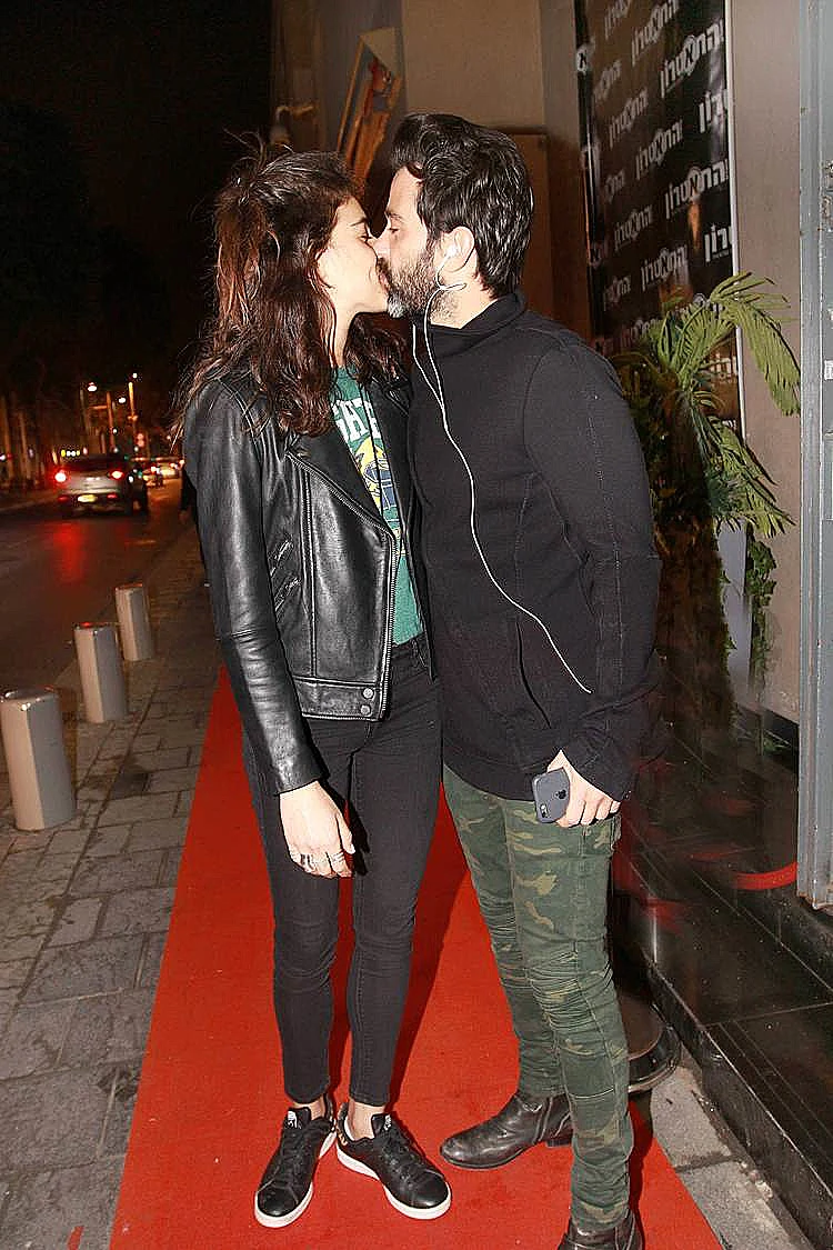 נשיקה לוהטת. שלומית מלכה ויהודה לוי