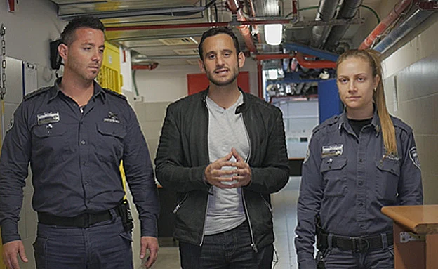 בבית המעצר, בדרך לאולם המשפט