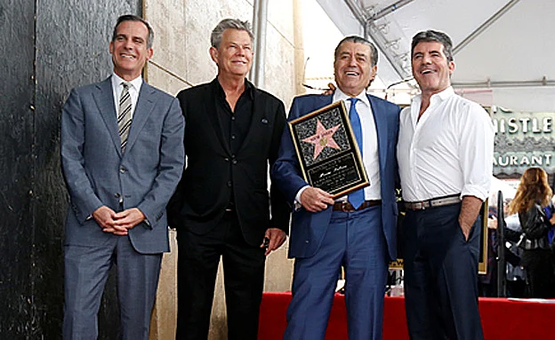 סבן לצד המפיקים שהשתתפו בטקס