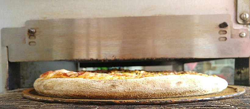 שתי אופציות של בצק ותוספות שוות - פיצה מאנקיס