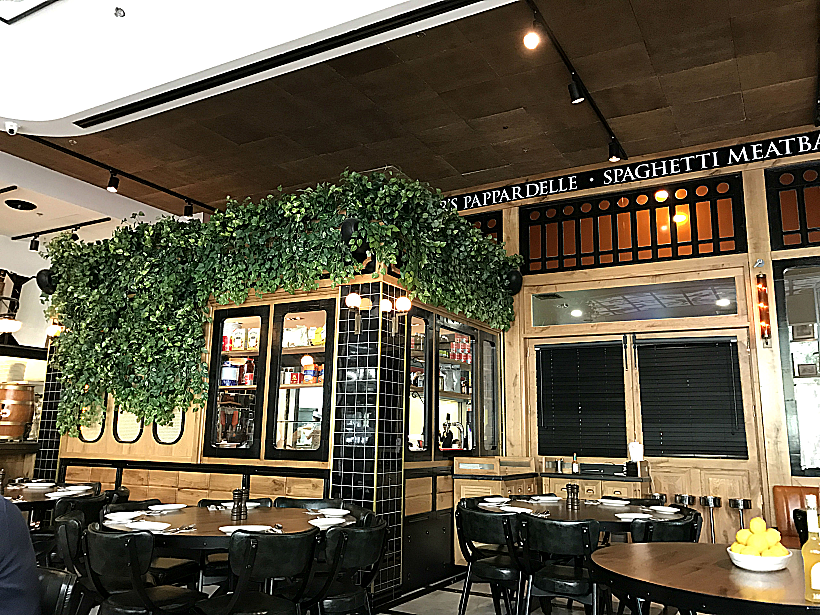 עיצוב מושקע שכמעט מצליח להשכיח את העובדה שמדובר בקניון