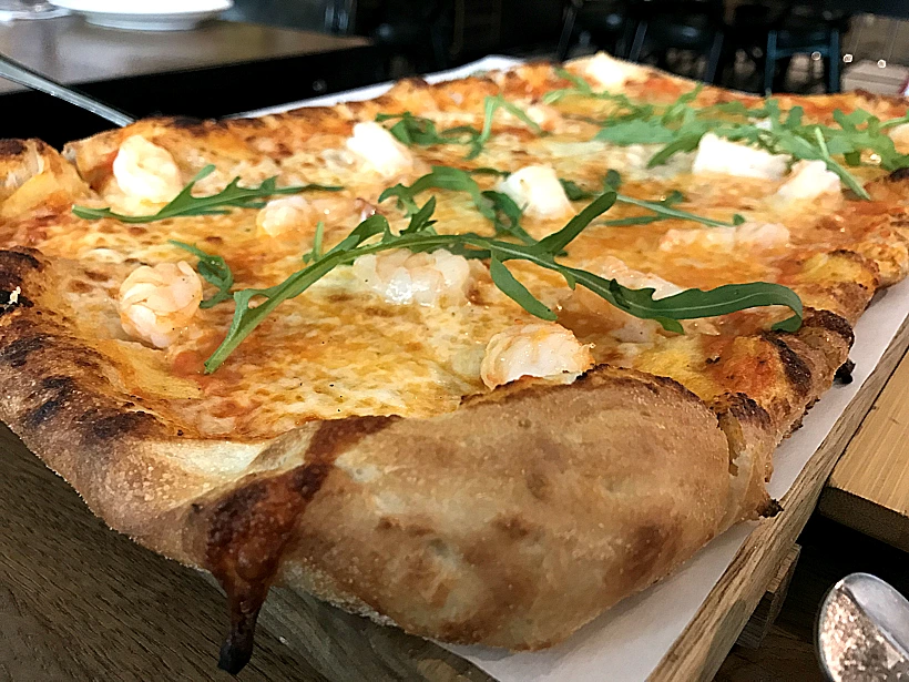 פיצה ענקית טעימה ברובה