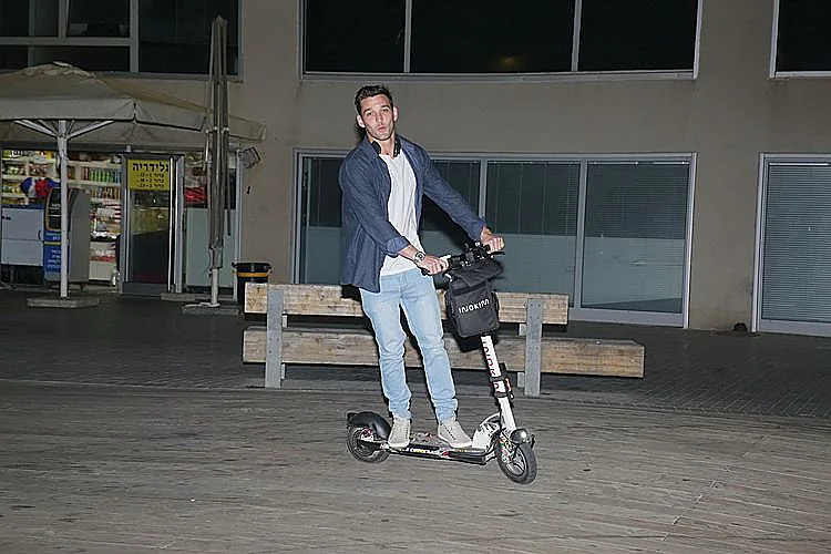 שמעתי שעושים פה מסיבה. בלעדיי? דין מירושניקוב