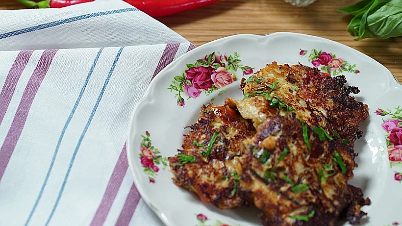 מתכון למצה בריי שמשלב עגבניות ומוצרלה שנמתחת ונמתחת