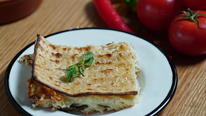 מצה מתחת ומצה למעלה ובאמצע המון גבינות טעימות