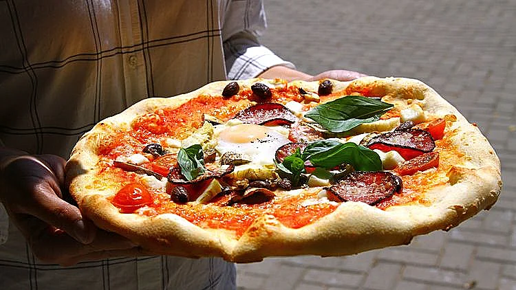 מגוון פיצות מיוחדות