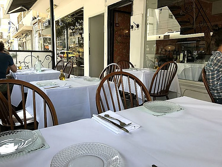 על המרפסת היפה בבן יהודה, החיים לפעמים נראים יפים