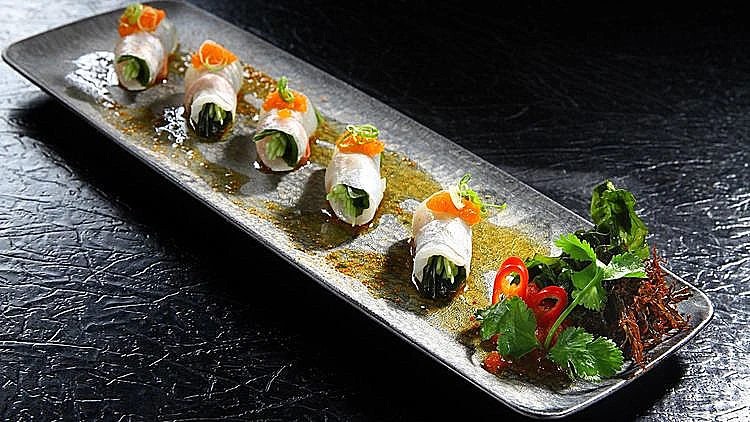 הדיוק והטעמים העזים מופיעים גם באחות הכשרה. יאקימונו בהילטון