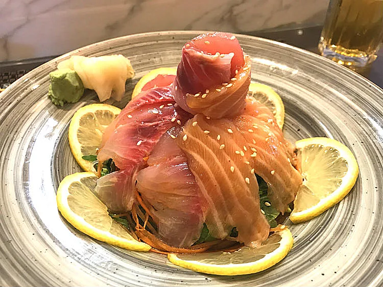 זה יפה, אבל צריכים לערבב כדי לקבל את עושר הטעמים. סלט הסשימי.