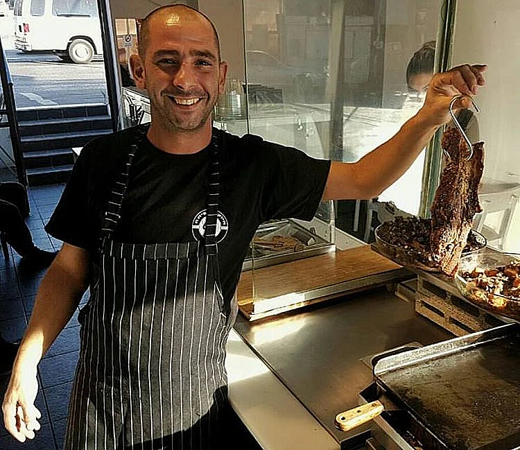 חיוקה בפיתה. לא הכל בפיתה, אבל הכל מאוד טעים ומאוד מיוחד