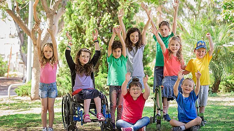 מתוך קטלוג הקיץ המשותף לבגדי ילדים של רשת SELECT ועמותת ביחד