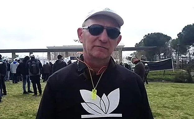 ולדימיר מוחה מול הכנסת