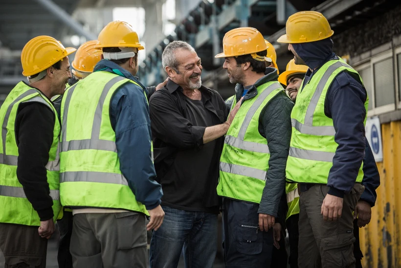 הסרט מסביר את הכותרות הראשיות וגם את הסקרים