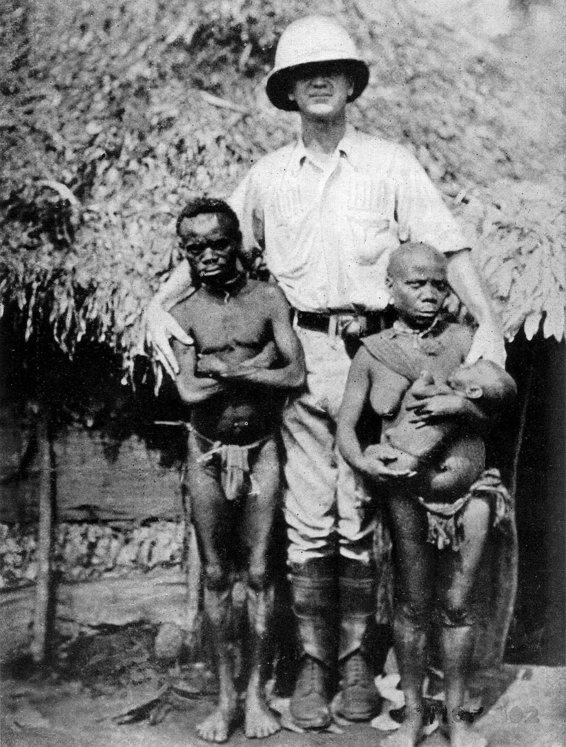 פיגמים אפריקאים לצד חוקר מערבי