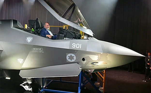 ליברמן ומטוס ה-F-35 בארה''ב (אריאל חרמוני משרד הביטחון)