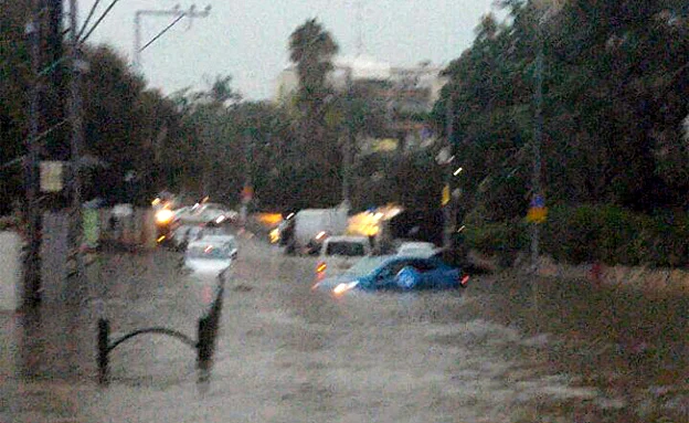 הצפה ברחוב אחוזה ברעננה (צילום: דוברות המשטרה)