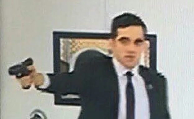 מפנה את האקדח ומאיים