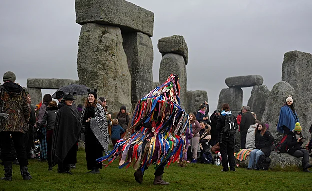 חוגגים בסטונהאנג' - בדרום בריטניה (רויטרס)