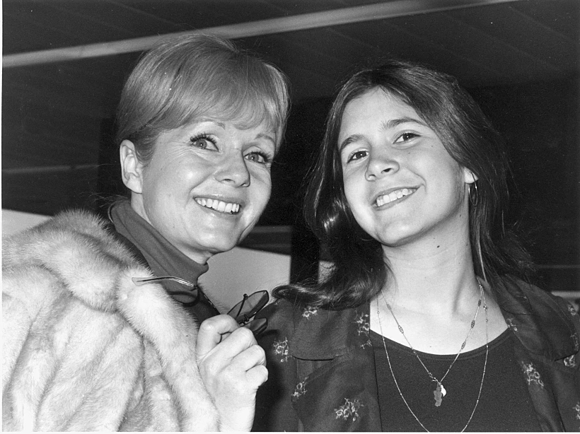 קארי פישר עם אמה, שחקנית הקולנוע דבי ריינולדס (גטי)