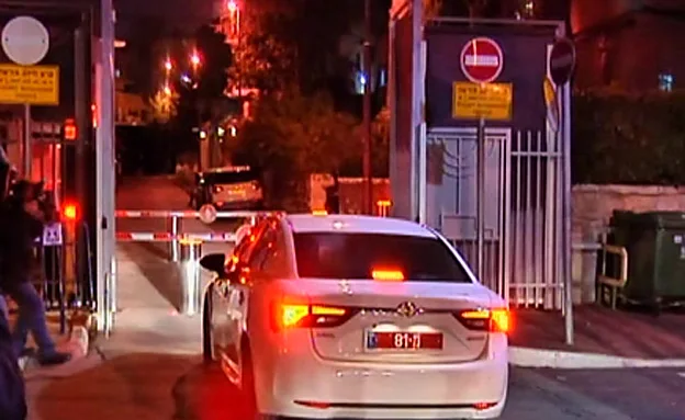 ניידת המשטרה במעון ראש הממשלה, אמש (חדשות 2)