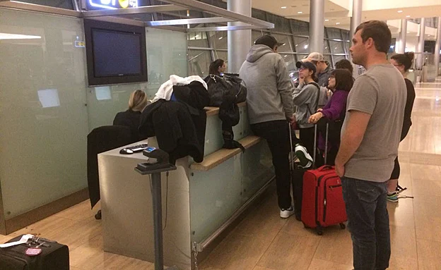 נוסעי טיסה 007 ממתינים בנתב''ג