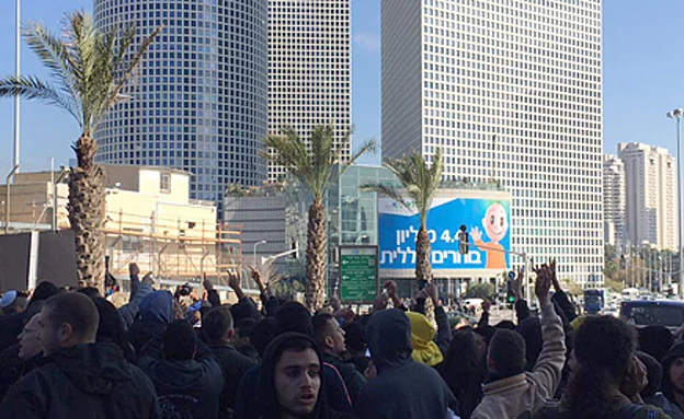 המפגינים מתפרצים לכביש