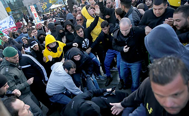 העימותים בין המפגינים לשוטרים | צילום: רויטרס