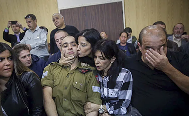 אזריה ומשפחתו בבית הדין (פלאש 90 / מרים אלסטר)