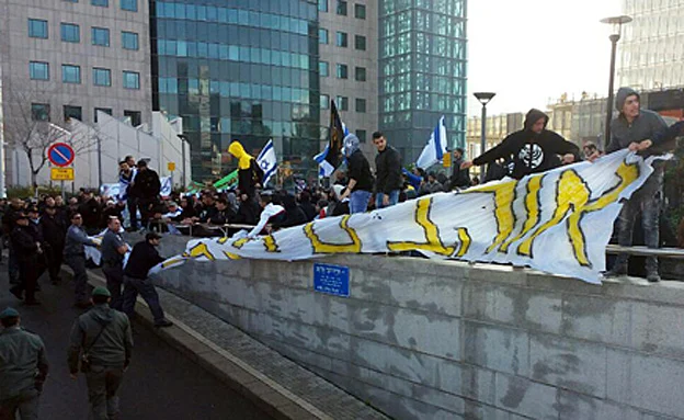 מפגינים למען אזריה מחוץ לבית הדין