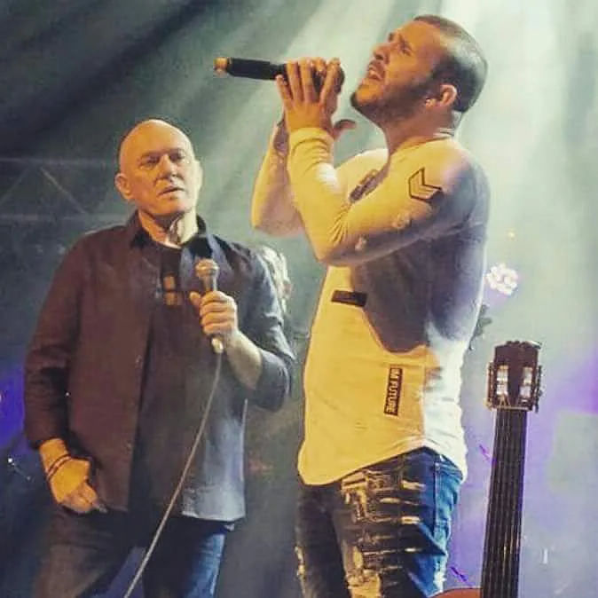 המתמודד והמנטור כובשים את הבמה. מרגש