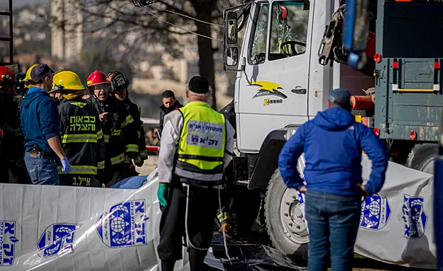 זירת הפיגוע (יונתן סינדל / פלאש 90)