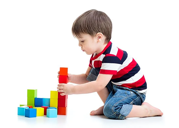 ילד בונה מגדל