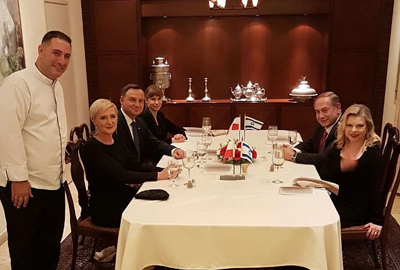 ראש הממשלה בנימין נתניהו ורעייתו שרה, השף אבי לוי ונשיא פולין