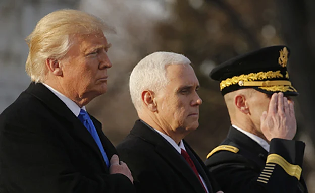 טראמפ ופנס בהנחת הזר