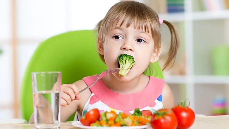 נציע לילד לטעום ונסביר כמה שהירק בריא לגוף, רצוי בשפה פשוטה