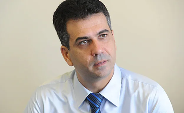 המלצה חדשה של השר (רובי קסטרו)