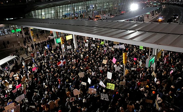 מאות המפגינים בנמל התעופה בניו יורק