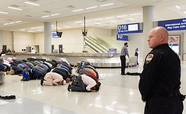 מוסלמים בשדה תעופה בארה''ב (רויטרס)