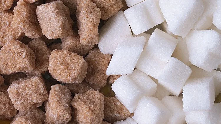 אין הבדל תזונתי בין הסוכר החום והסוכר הלבן. רק בצבע ובמחיר