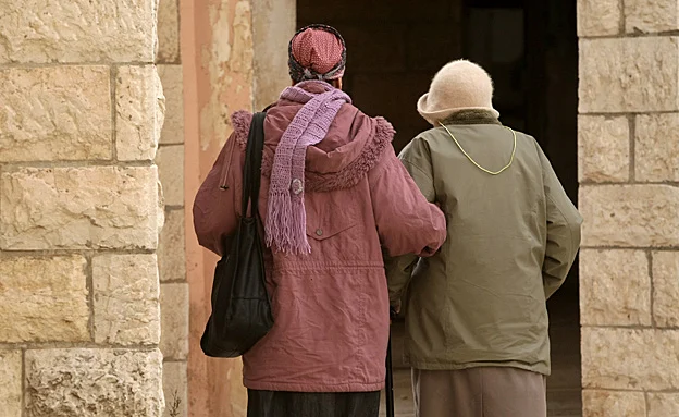 הטיפול בקשישים, נופל על המשפחות (קובי גדעון, פלאש 90)