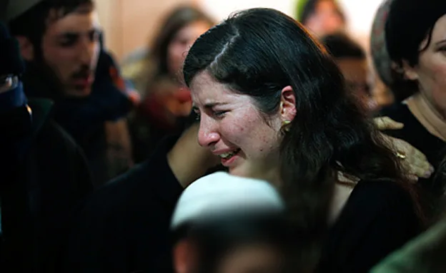 תושבי עמונה בוכים