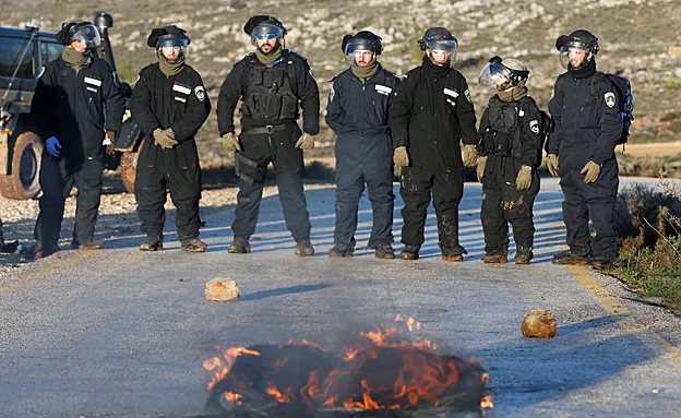 שוטרים יוצרים מחסום בעמונה