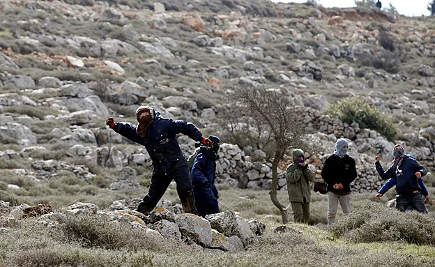 צעירים יידו אבנים על שוטרים