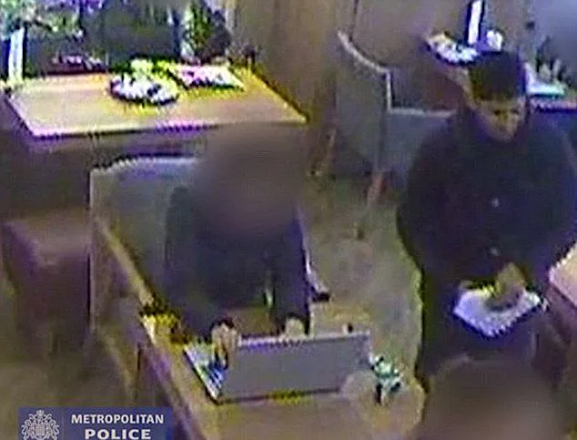 מסתלק עם הטלפון בתוך העיתון