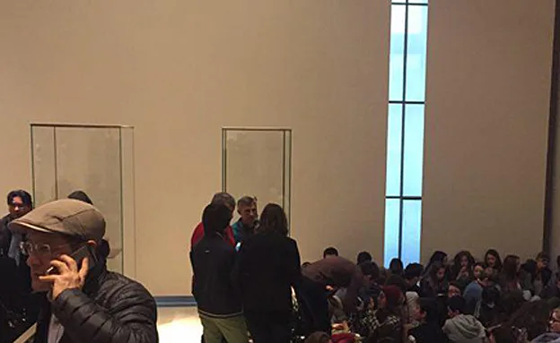 מבקרים מבוהלים בתוך המוזיאון בזמן התקרית
