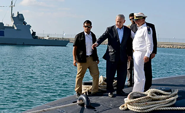 נתניהו על צוללת. ארכיון (לע''מ)