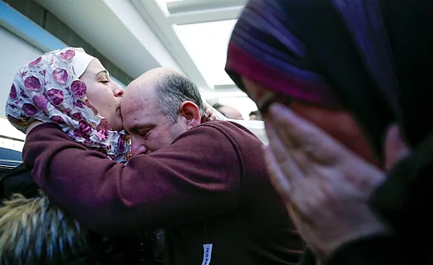 פליטה סורית מתאחדת עם הוריה לאחר ההקפאה
