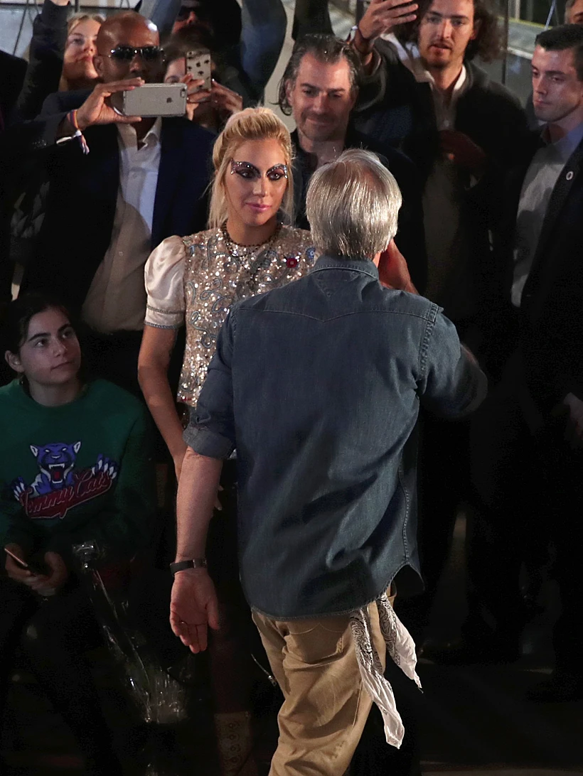 ליידי גאגא בתצוגת האופנה של טומי הילפגר. מאחוריה, בן הזוג הטרי (Getty)