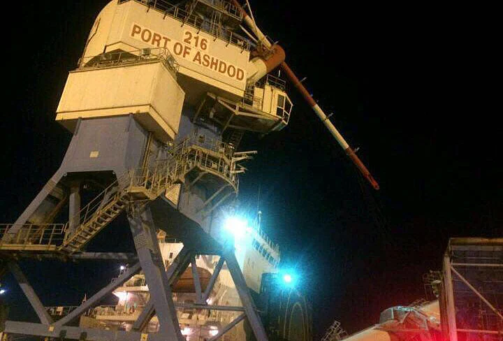 מנוף קרס על ספינה בנמל